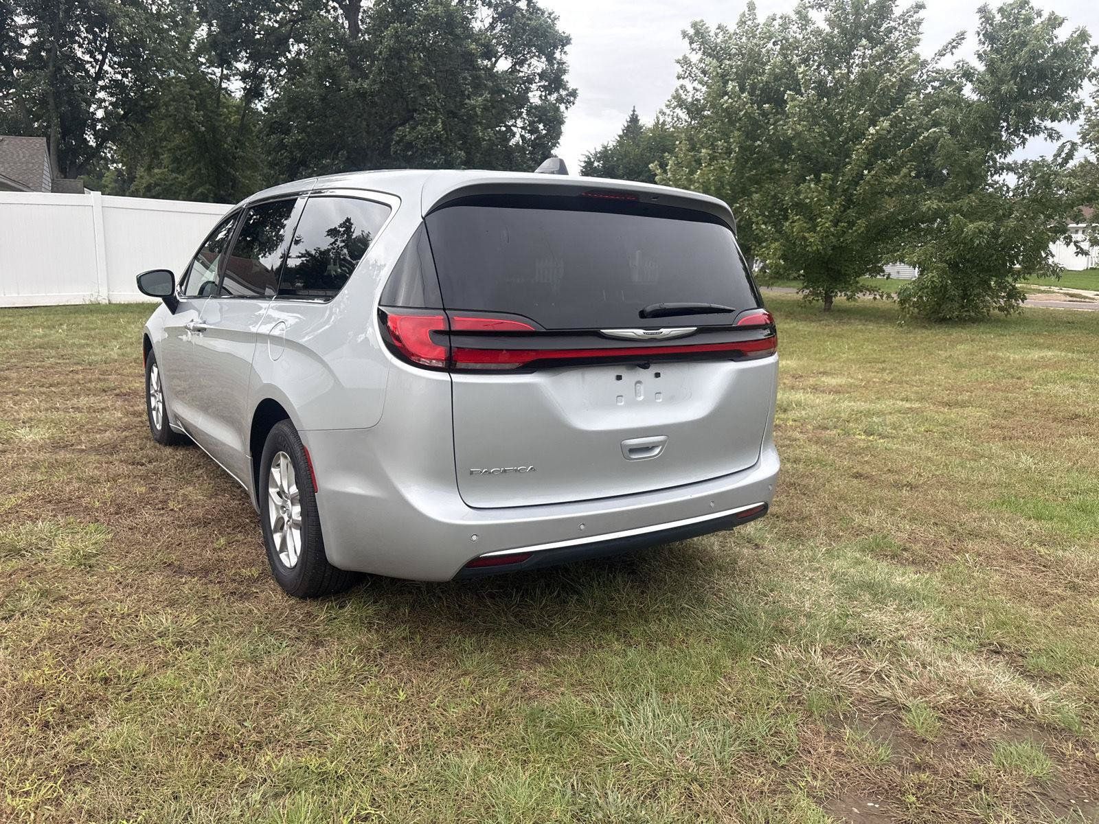 Used 2026 Chrysler Pacifica Select FWD image 7