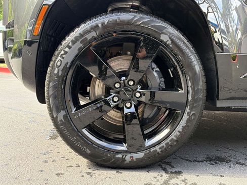 New 2026 Land Rover Defender 110 X-Dynamic SE image 12