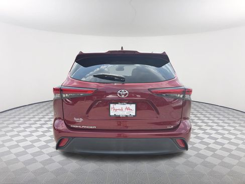 Used 2022 Toyota Highlander XLE FWD image 5