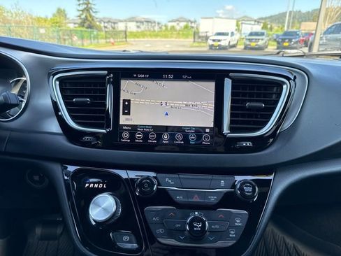 Used 2019 Chrysler Pacifica Touring-L w/ S Appearance Package FWD image 23