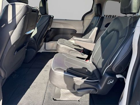 Used 2024 Chrysler Pacifica Limited FWD image 10