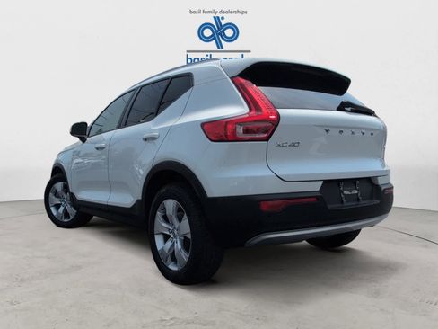 Used 2020 Volvo XC40 T4 Momentum image 5