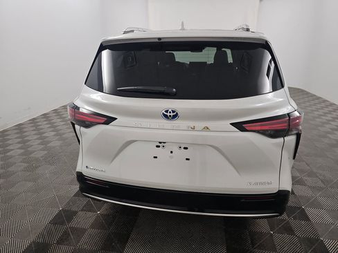 Used 2025 Toyota Sienna Platinum AWD/4WD image 4