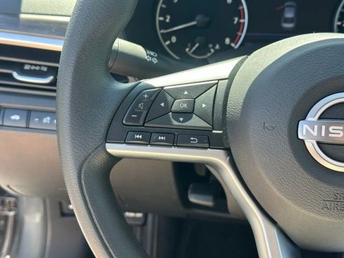 Used 2025 Nissan Altima 2.5 SV FWD image 4