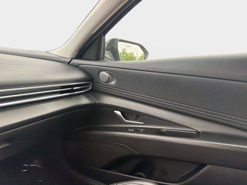 Used 2023 Hyundai Elantra Limited image 21