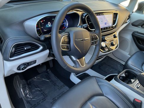 Used 2023 Chrysler Pacifica Touring-L image 19