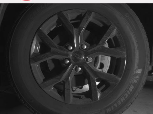 Used 2024 Jeep Grand Cherokee Altitude image 9