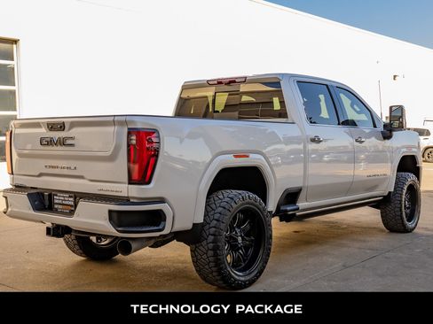 Used 2025 GMC Sierra 2500 Denali Ultimate image 9