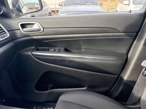 Used 2018 Jeep Grand Cherokee Laredo image 32