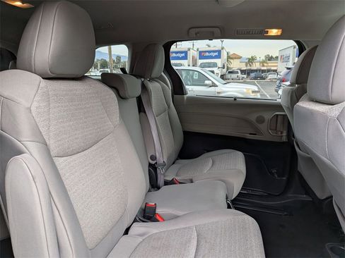 Used 2024 Toyota Sienna LE image 27