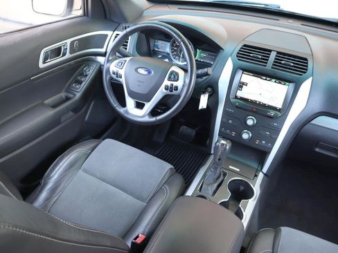 Used 2015 Ford Explorer XLT w/ Equipment Group 202B FWD image 15