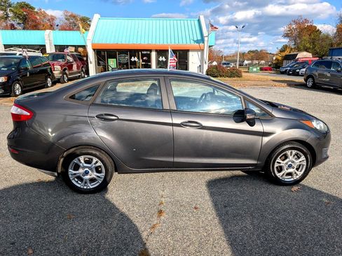 Used 2015 Ford Fiesta SE image 6