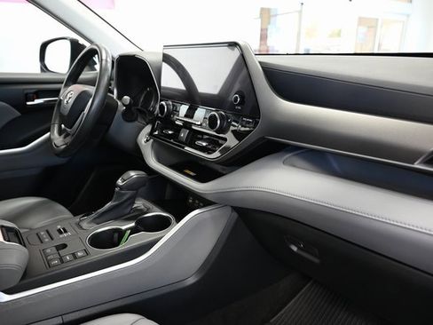 Used 2023 Toyota Highlander XLE image 15