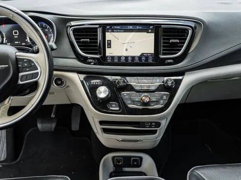 Certified 2019 Chrysler Pacifica Limited FWD image 27