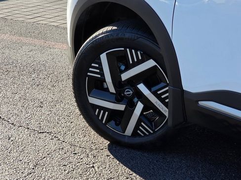 Used 2025 Nissan Kicks SV w/ Illumination Package image 8