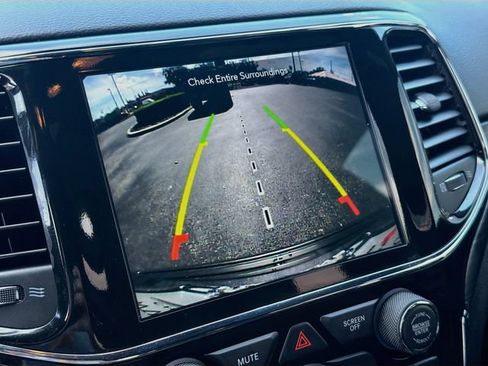 Used 2019 Jeep Grand Cherokee Altitude RWD image 14