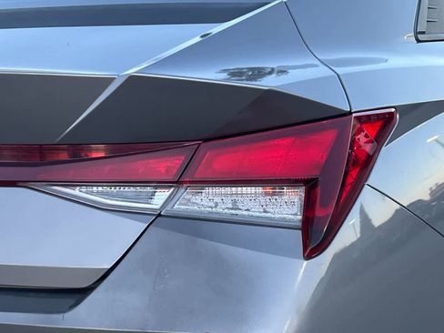 Used 2021 Hyundai Elantra SE image 25