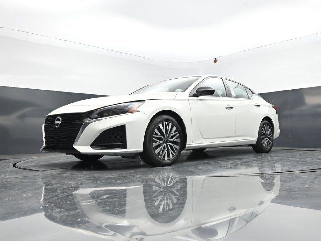 Used 2025 Nissan Altima 2.5 SV FWD image 43