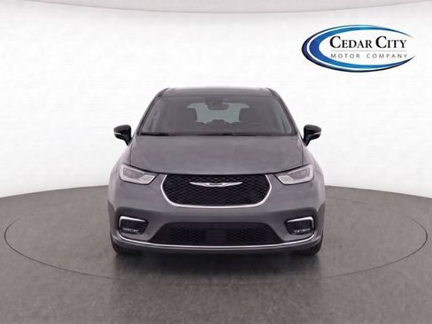 Used 2025 Chrysler Pacifica Select AWD/4WD image 5