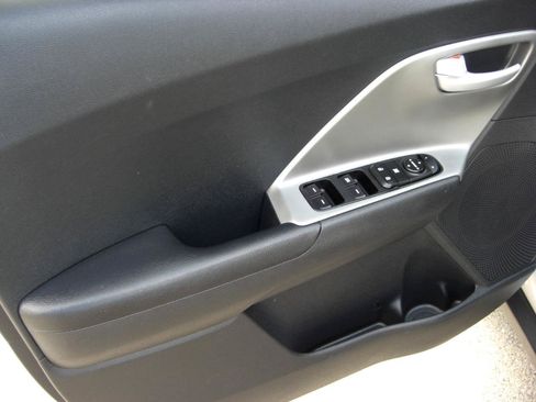 Used 2019 Kia Niro LX FWD image 21