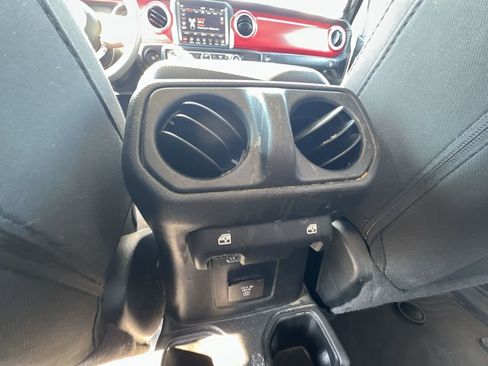 Used 2023 Jeep Gladiator Rubicon w/ Cold Weather Group image 33