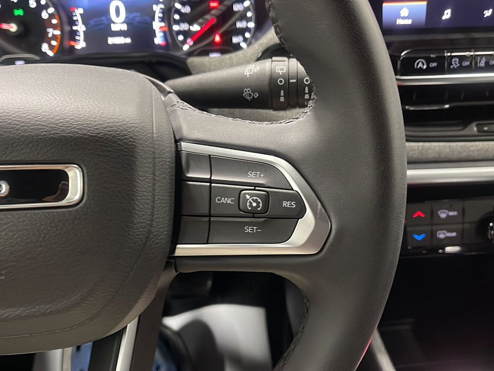 Used 2024 Jeep Compass Latitude AWD/4WD image 7