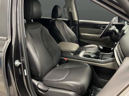 Used 2025 Kia Carnival FWD image 23