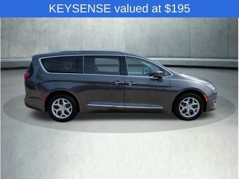 Used 2017 Chrysler Pacifica Touring-L Plus w/ Tire & Wheel Group image 8
