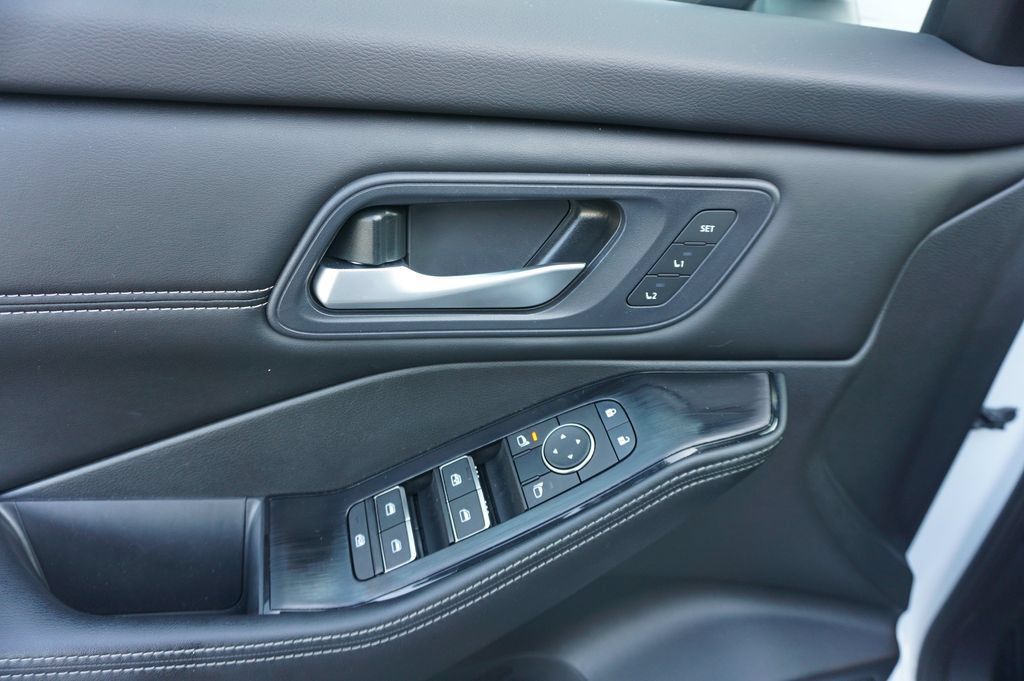 Used 2024 Nissan Rogue SL w/ SL Premium Package FWD image 4