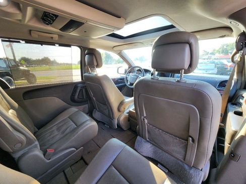 Used 2016 Chrysler Town & Country Touring-L FWD image 20