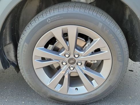 Certified 2024 Ford Explorer XLT w/ Equipment Group 202A AWD/4WD image 5