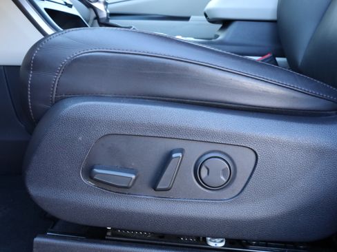 Used 2024 Kia Carnival LX image 28