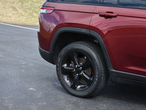 Used 2024 Jeep Grand Cherokee Altitude image 5