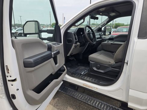 Used 2018 Ford F550 2WD Regular Cab Super Duty image 11