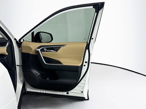 Used 2025 Toyota RAV4 XLE w/ Convenience Package image 32