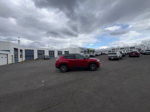 Used 2025 Jeep Compass Limited image 14