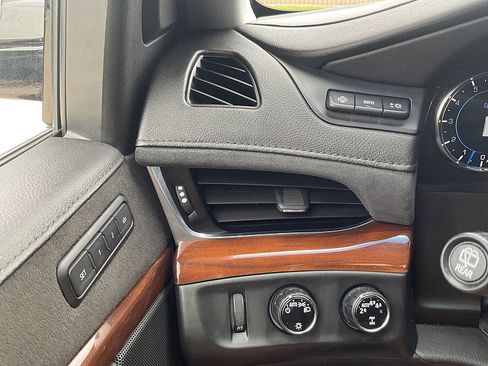 Used 2019 Cadillac Escalade Luxury AWD/4WD image 24