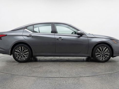 Used 2025 Nissan Altima 2.5 SV FWD image 11