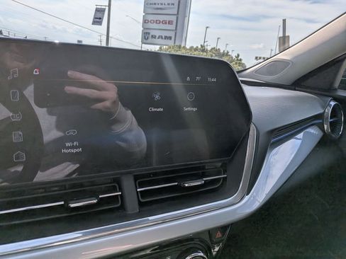 Used 2025 Chevrolet Trax LT w/ LT Convenience Package image 17