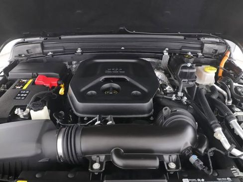 Used 2025 Jeep Wrangler Unlimited Sahara image 15