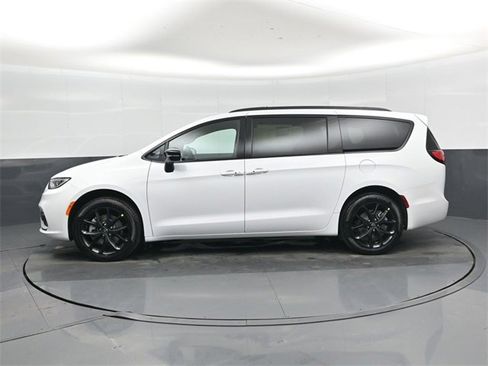 New 2026 Chrysler Pacifica Select image 7