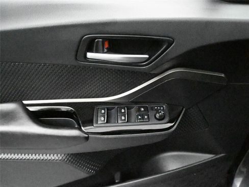 Used 2019 Toyota C-HR XLE image 6