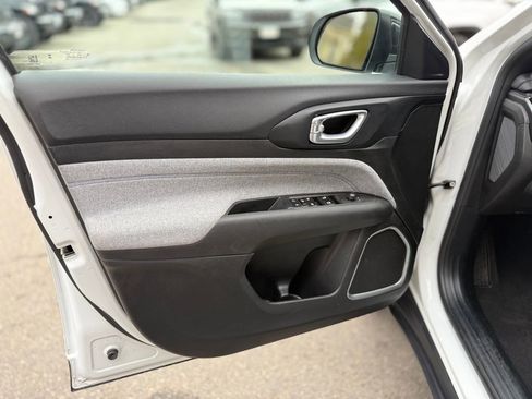 Used 2024 Jeep Compass Latitude image 12