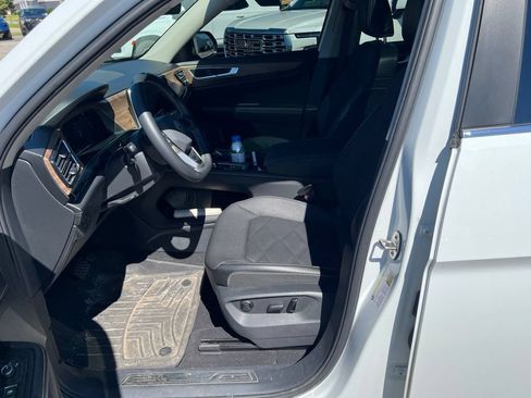 Used 2024 Volkswagen Atlas SE AWD/4WD image 6