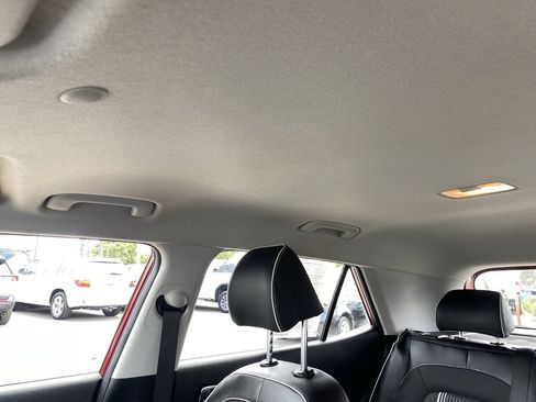 Used 2023 Hyundai Venue Limited FWD image 33
