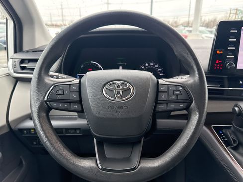 Used 2023 Toyota Sienna LE image 18