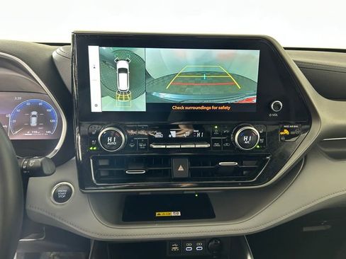 Used 2024 Toyota Highlander Limited image 23