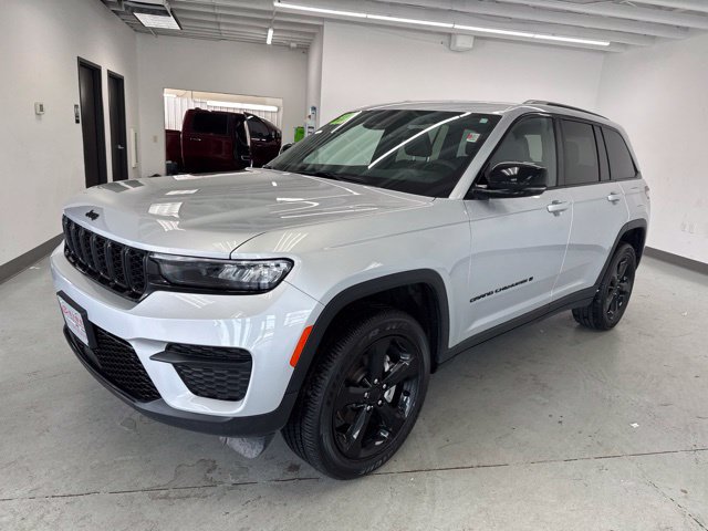 Used 2023 Jeep Grand Cherokee Altitude AWD/4WD image 6