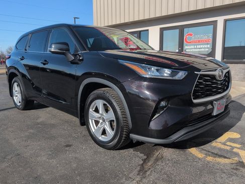 Used 2020 Toyota Highlander LE image 2