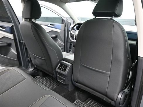 Used 2024 Volkswagen Taos SE image 29